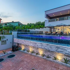 Luxury Lorena With Heated Pool, Jacuzzi,sauna And Seaview Villa